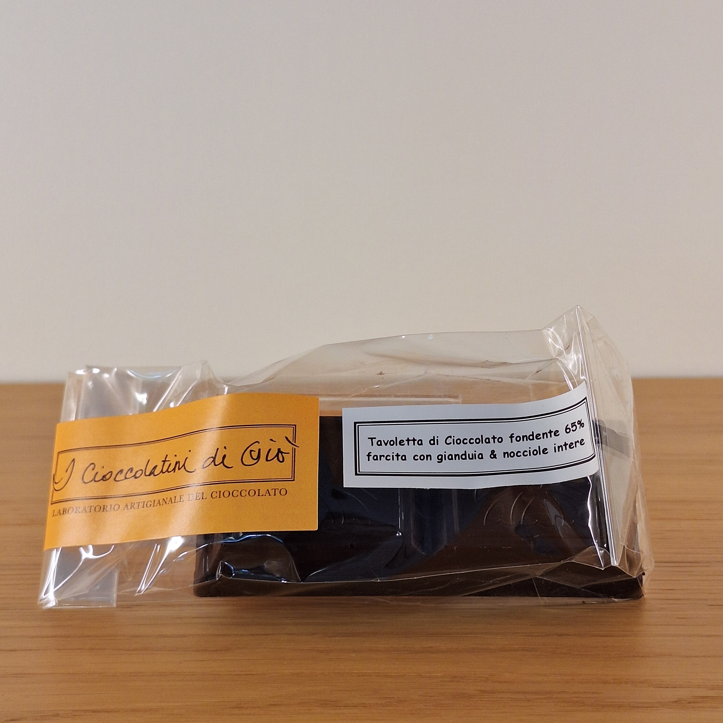 tavoletta di cioccolato Fondente 65% ripieno di  Gianduia e Nocciole Intere