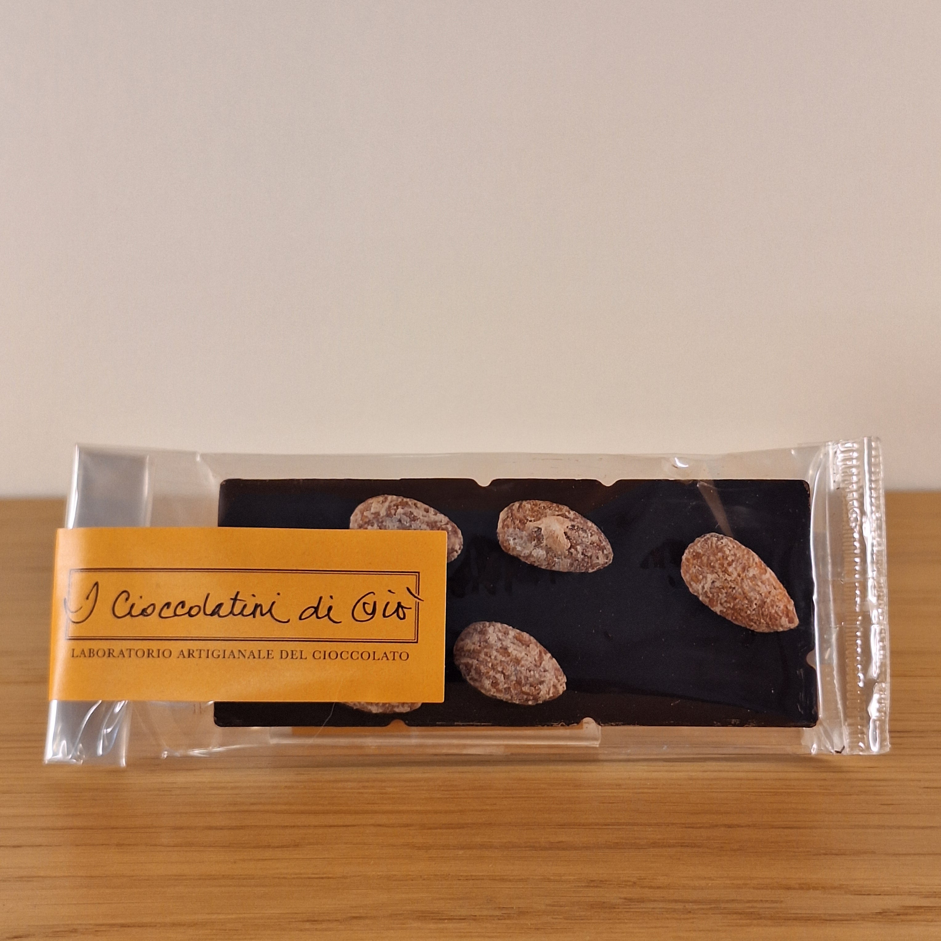 Tavoletta di cioccolato Ingredienti: cioccolato Fondente 65% & Mandorle Glassate
